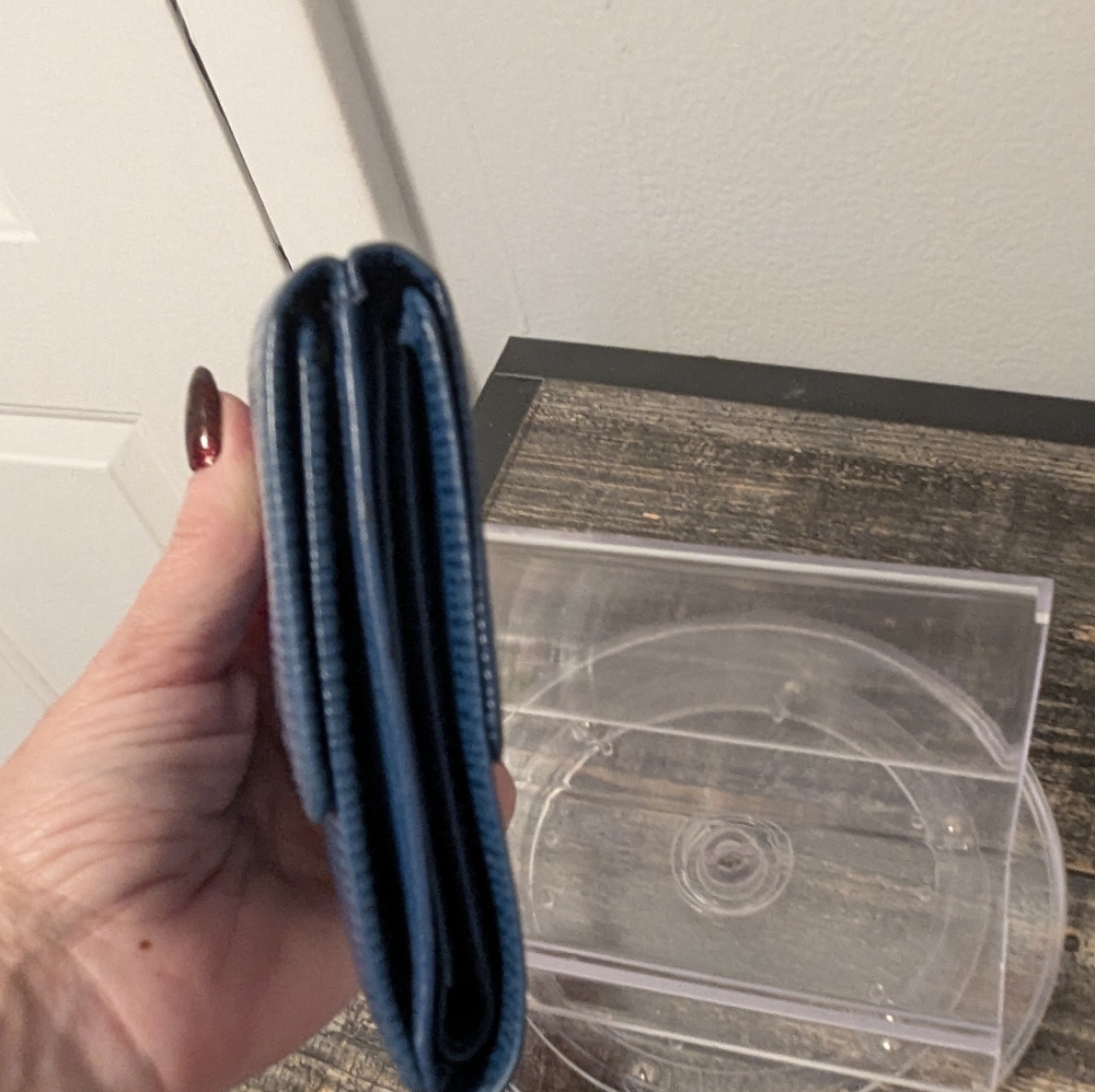 Louis Vuitton Blue Epi Wallet. Pre loved. Snaps Work, No Pealing But Spotted. - Picture 6 of 8